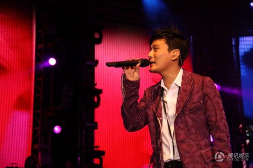 张信哲20周年经典献唱 与大家幸福觉哲(图)_
