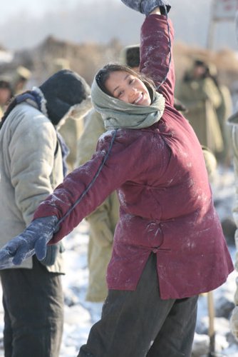 《情系北大荒》热播 祁潇潇带领女兵集体搞怪