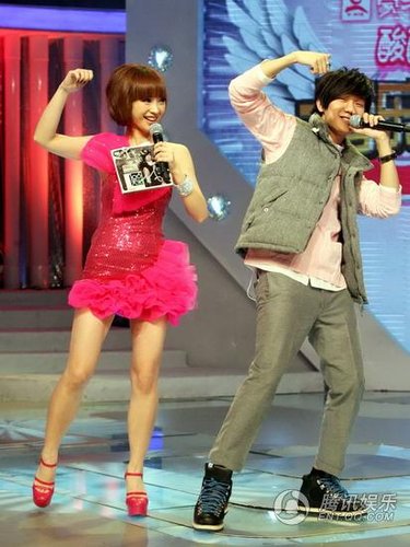 组图:林俊杰与美女主播贴面舞 自曝吞<em>生蛋</em>治嗓