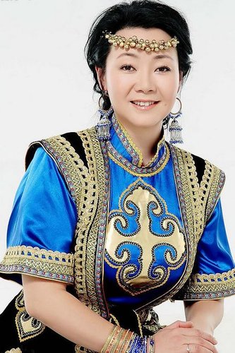 萨日娜《小姨多鹤》热播 “视后”变跨年天后