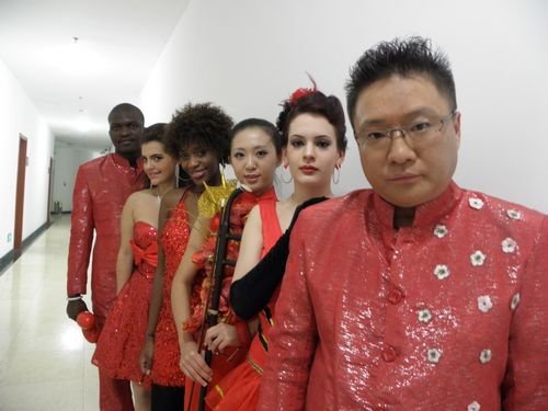 五洲唱响乐团音乐现场唱新歌 团员生日现场过