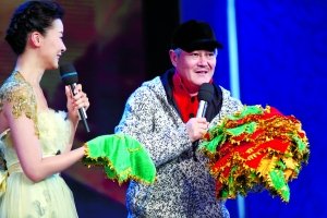 赵本山捧场央视表彰会 向观众赠送特色礼物(图)