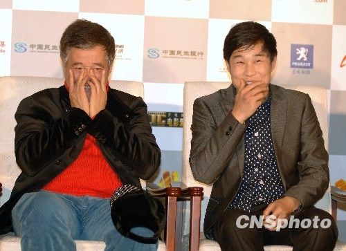 小沈阳熊抱赵本山送吻：给上亿也不离开“老爸”