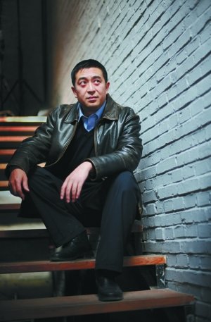奋斗20年终凭《蜗居》走红 张嘉译感谢爱人图