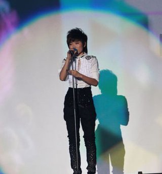 跨年会：李宇春越发精致，曾轶可难以压台