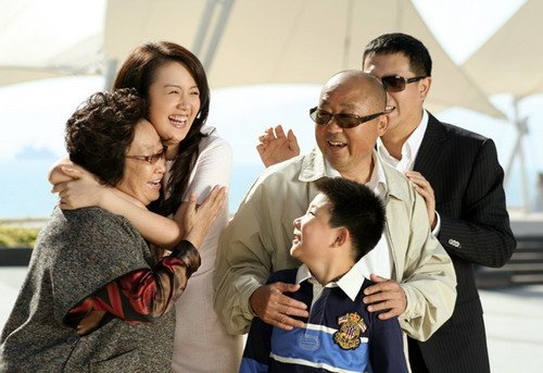 《瞧这一家子》厦门杀青 朱媛媛彭玉难舍难分