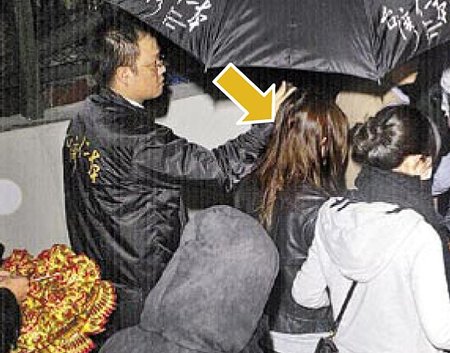 音乐--乐坛快讯 华语 正文 前晚头七仪式,elva在风雨寒夜中烧纸钱,还