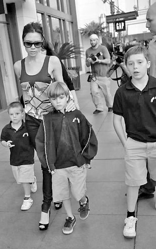 维多利亚带三儿看电影 墨镜高跟鞋全程扮酷_娱