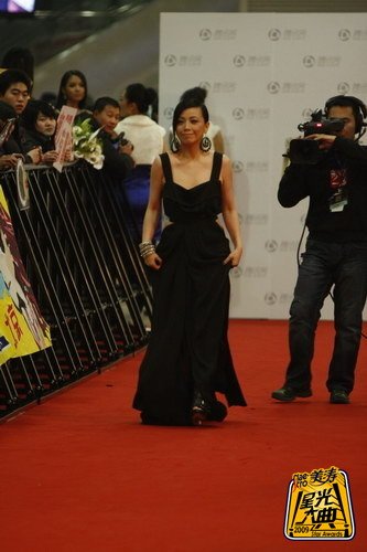 TVB女演员邓萃雯亮相红毯 黑色露背装显性感
