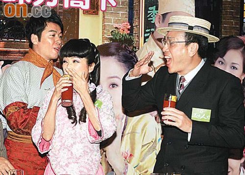 伍卫国,米雪,郭政鸿在活动中玩游戏