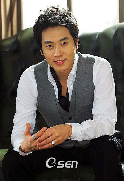 韩国神话组合成员andy放弃美国绿卡 今日入伍
