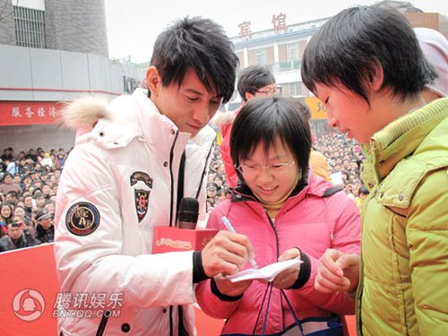 吴奇隆为高淳县贫困生送羽绒服御寒-白山市新