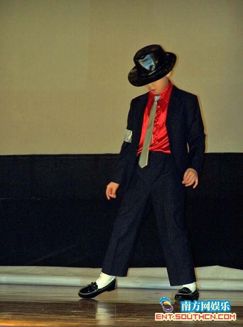 迈克尔·杰克逊歌迷怀念偶像 广州组织观影会