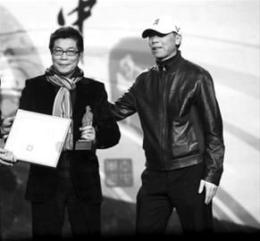 冯小刚曝有人拿1.5亿挖墙脚 宋祖英首次上台不