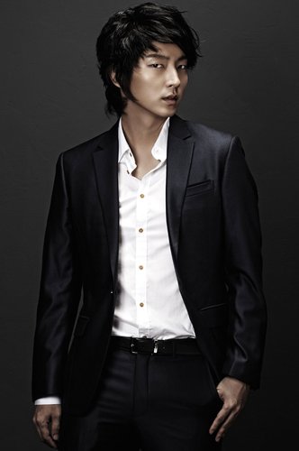 韩剧《Hero》14日剧终 李俊基将和粉丝共同观