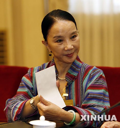 66岁舞蹈家刀美兰登台伴舞