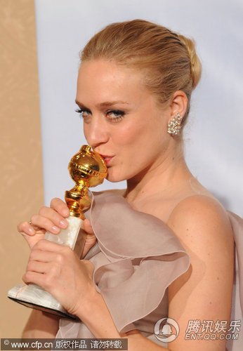 获电视剧类最佳女配角 科洛·塞维妮蜜吻奖杯