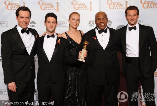 《宿醉》获喜剧\/音乐类最佳影片 拳王泰森合影