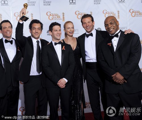 《宿醉》获喜剧\/音乐类最佳影片 拳王泰森合影