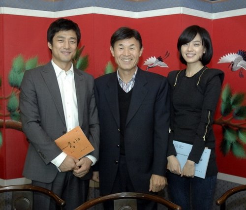 《同伊》办主创见面会 韩孝珠意气风发充满自信