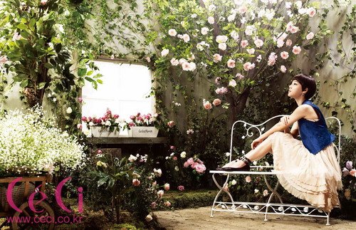 韩智慧拍摄封面写真 短发靓裙演绎春天浪漫气