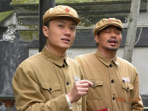 《警察遇到兵》吴健改形象饰演大老粗(图)_娱