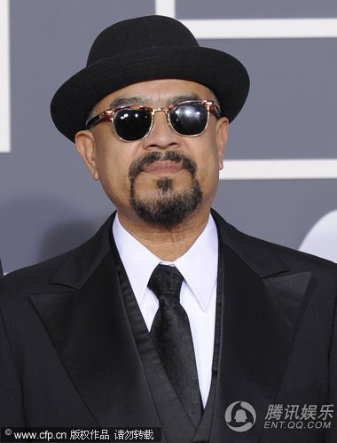 格莱美红毯:男歌手john santos黑超黑帽亮相_娱