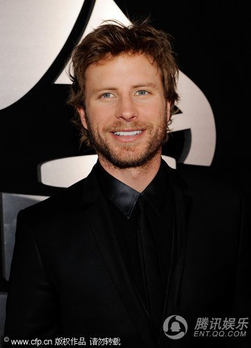 第52届格莱美红毯:德克斯-本特利穿纯黑西装_娱乐_腾讯网