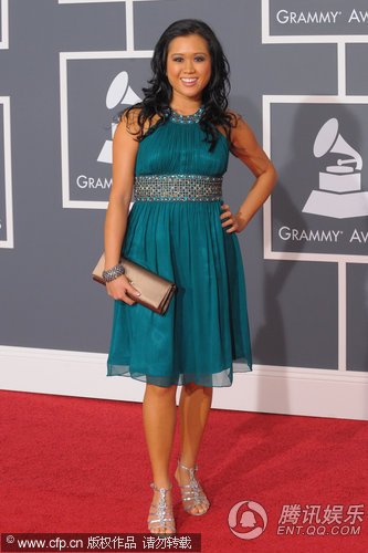 第52届格莱美红毯:女歌手Kathryn Le蓝裙甜美