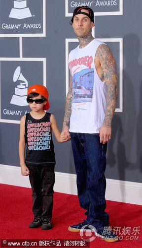 格莱美红毯:Blink-182鼓手崔维斯领儿子出场