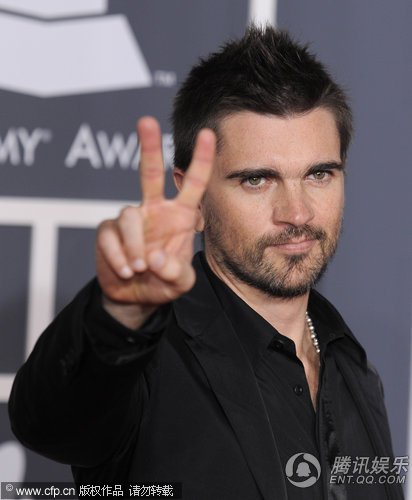 第52届格莱美红毯:流行歌手胡安尼斯秀剪刀手