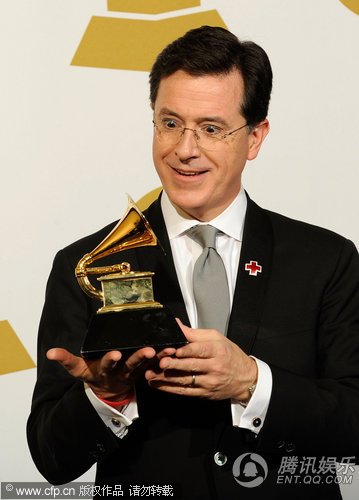 后台:主持人史蒂夫捧最佳喜剧专辑奖搞怪