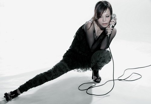 live女王彭佳慧受广告商青睐 甜蜜代言今生金饰