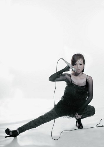 live女王彭佳慧受广告商青睐 甜蜜代言今生金饰