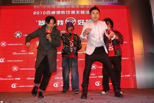 陈奕迅倡导理性饮酒 春晚想穿马褂和谭晶合唱