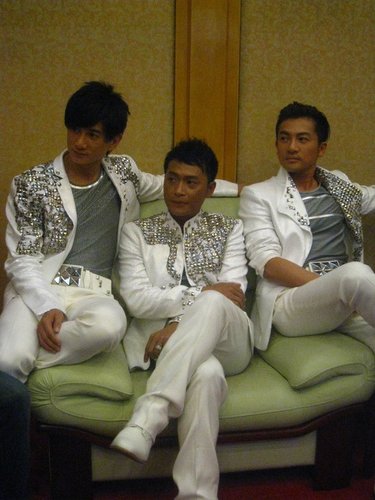 春晚四彩小虎队获喝彩 苏有朋难掩热泪躲摄影