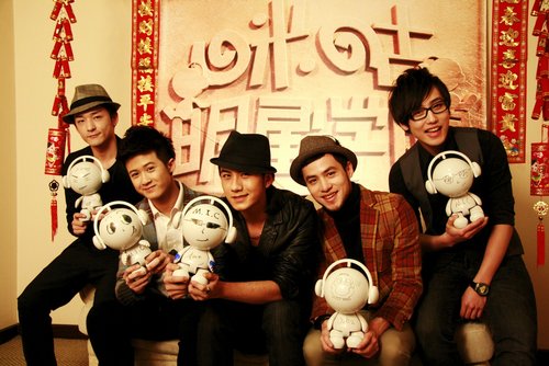 MIC男团经典舞蹈向MJ致敬 第一天团已具雏形