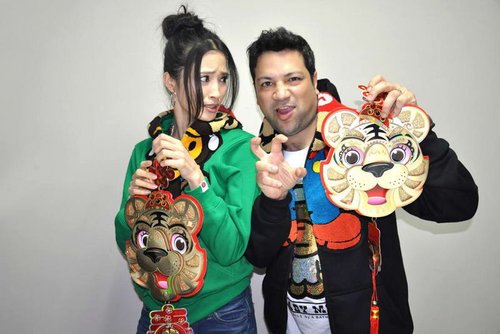 伍仕贤龚蓓苾着情侣装 搞怪扮“两只老虎”(图)