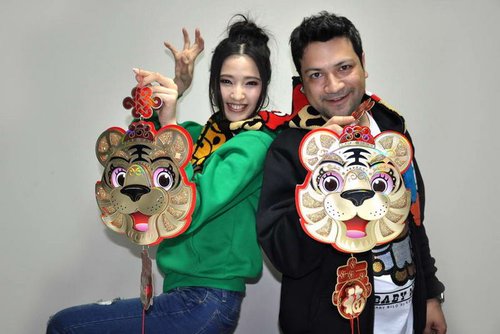 伍仕贤龚蓓苾着情侣装 搞怪扮“两只老虎”(图)