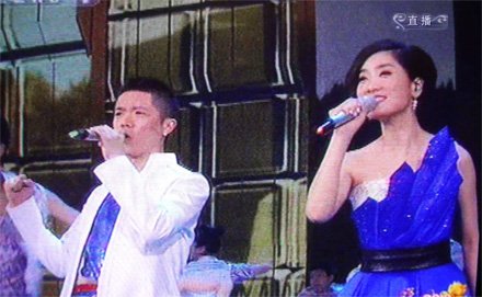 2010央视春节联欢晚会 凤凰传奇献上《天蓝蓝
