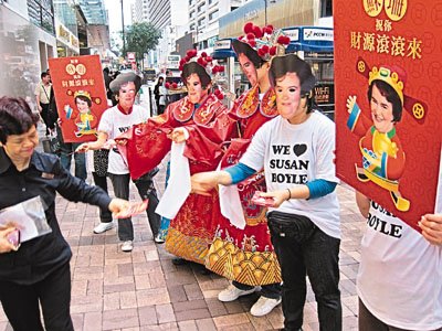 苏珊大妈愚人节将再赴日本 粉丝激动沿街送礼物