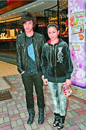 赌王90后子女为父冲喜 大演平民恋当街拥吻