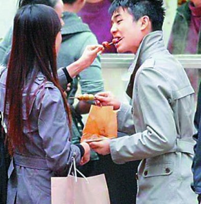 赌王90后子女为父冲喜 大演平民恋当街拥吻