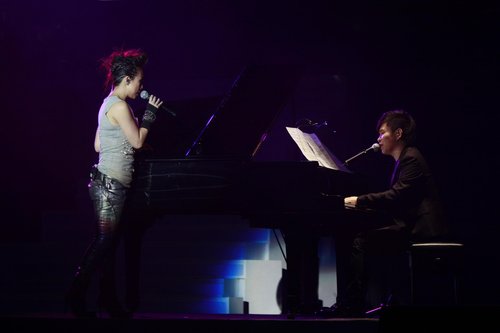 忆莲个唱落幕 与常石磊共唱《早十年的童话》