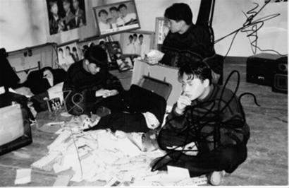 小虎队前经纪人曝内幕：扣钱加体罚，允许谈恋爱