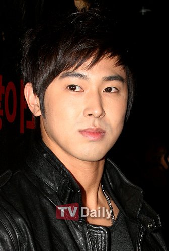 允浩加入杰克逊的追思乐队 远赴美国学习舞蹈