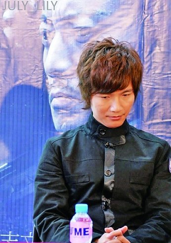 陈楚生坦言绝不隐婚 自曝录音室不穿鞋怪癖_