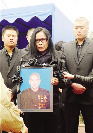 韦唯手捧遗像送老父最后一程为照料父亲拒春晚