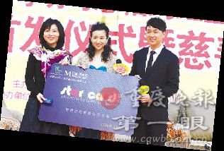 潘粤明董洁重庆卖家具 模范夫妻现场秀恩爱(图