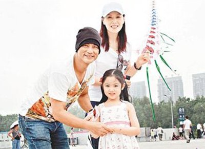 星二代私生活:郑少秋女儿恋爱大过天 当街拥吻